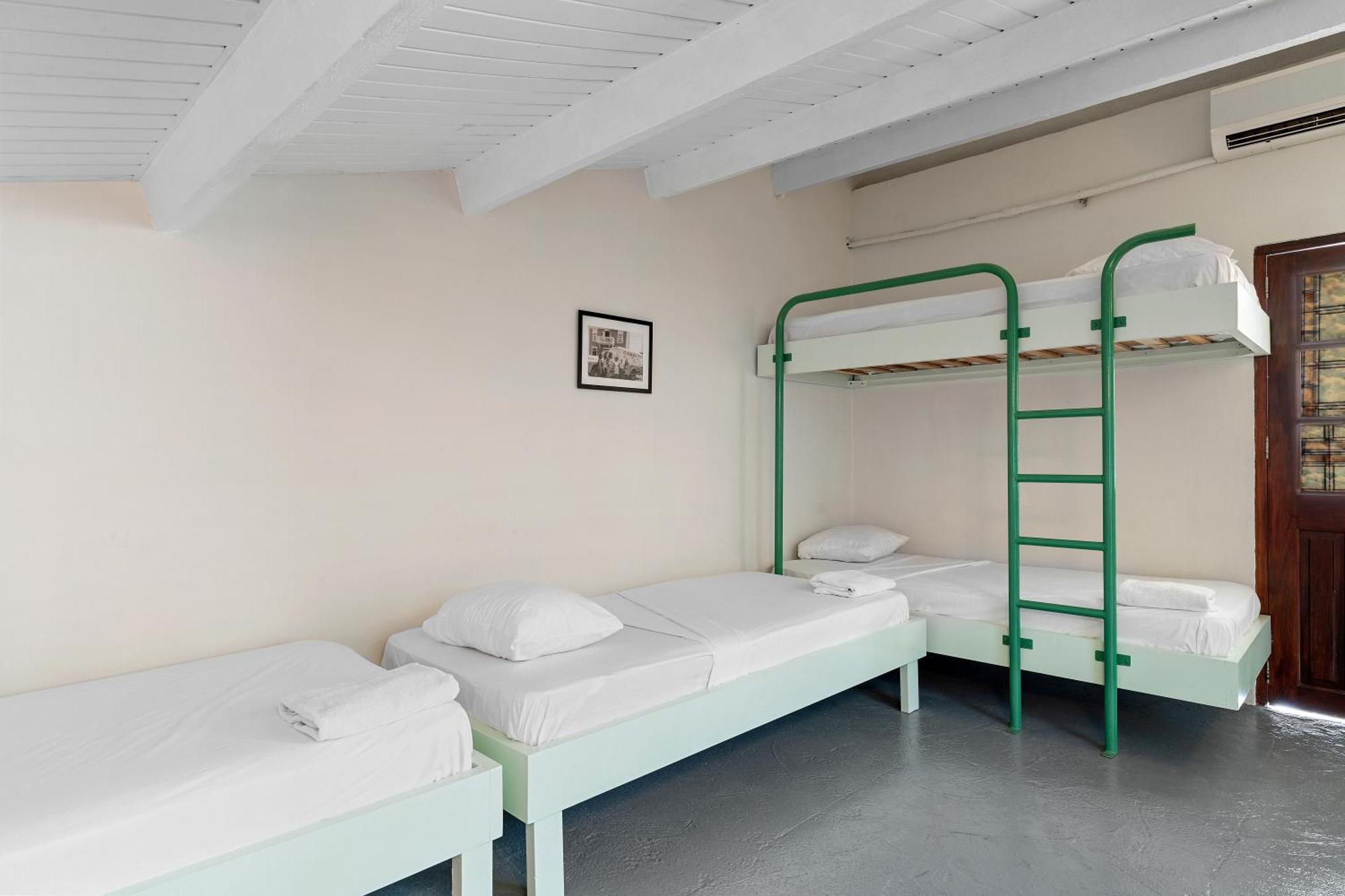 The Ritz Hostel Willemstad Exterior photo
