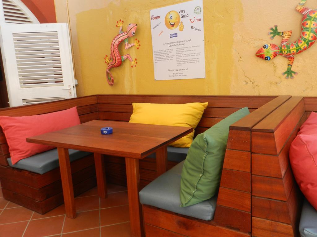 The Ritz Hostel Willemstad Exterior photo