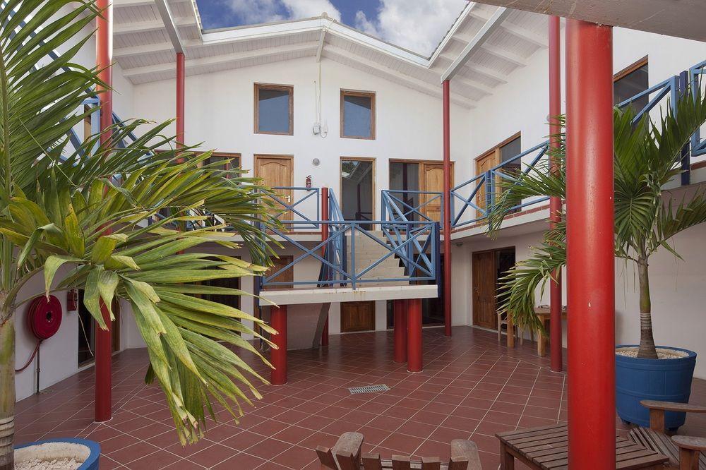 The Ritz Hostel Willemstad Exterior photo