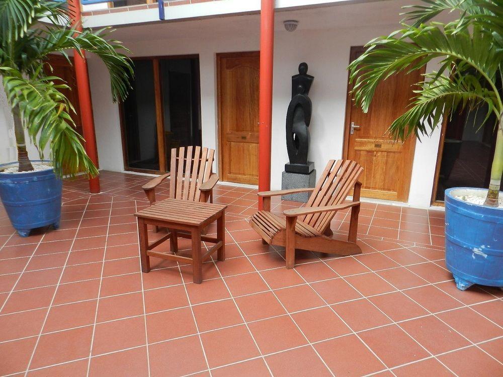 The Ritz Hostel Willemstad Exterior photo