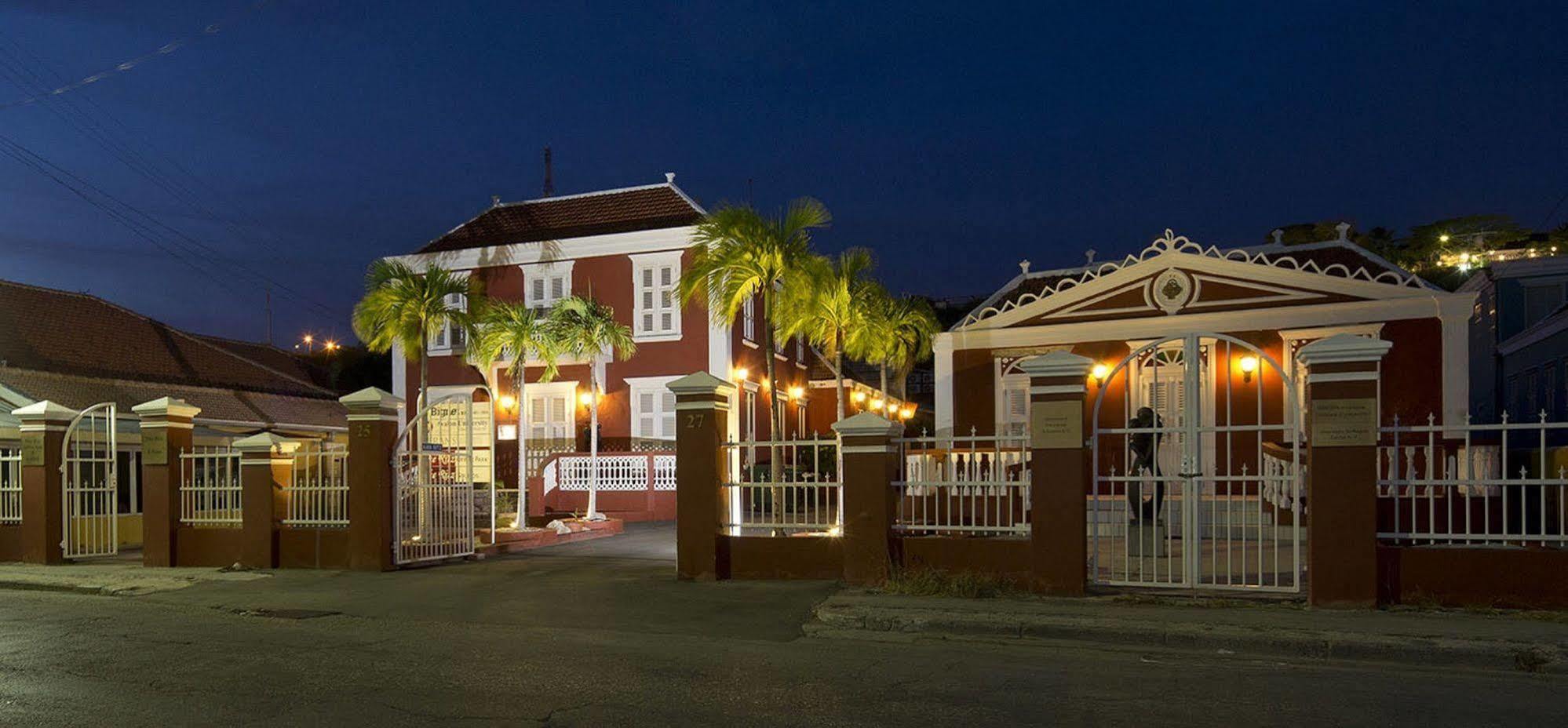 The Ritz Hostel Willemstad Exterior photo