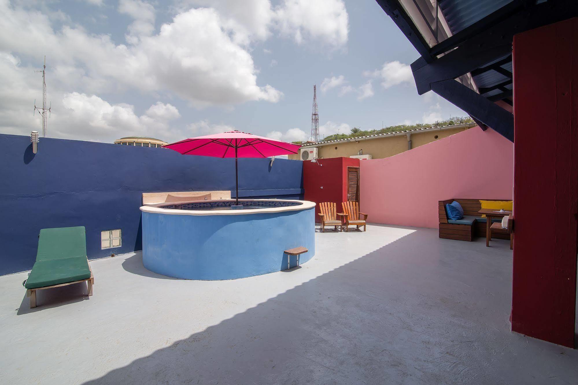 The Ritz Hostel Willemstad Exterior photo